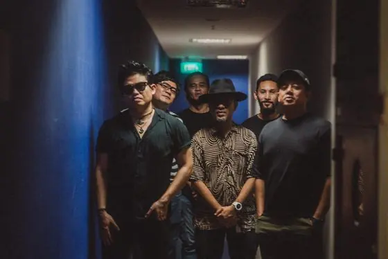 Diorama: full band, corridor