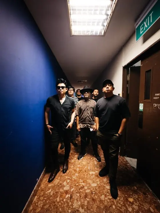Diorama: full band, exit
