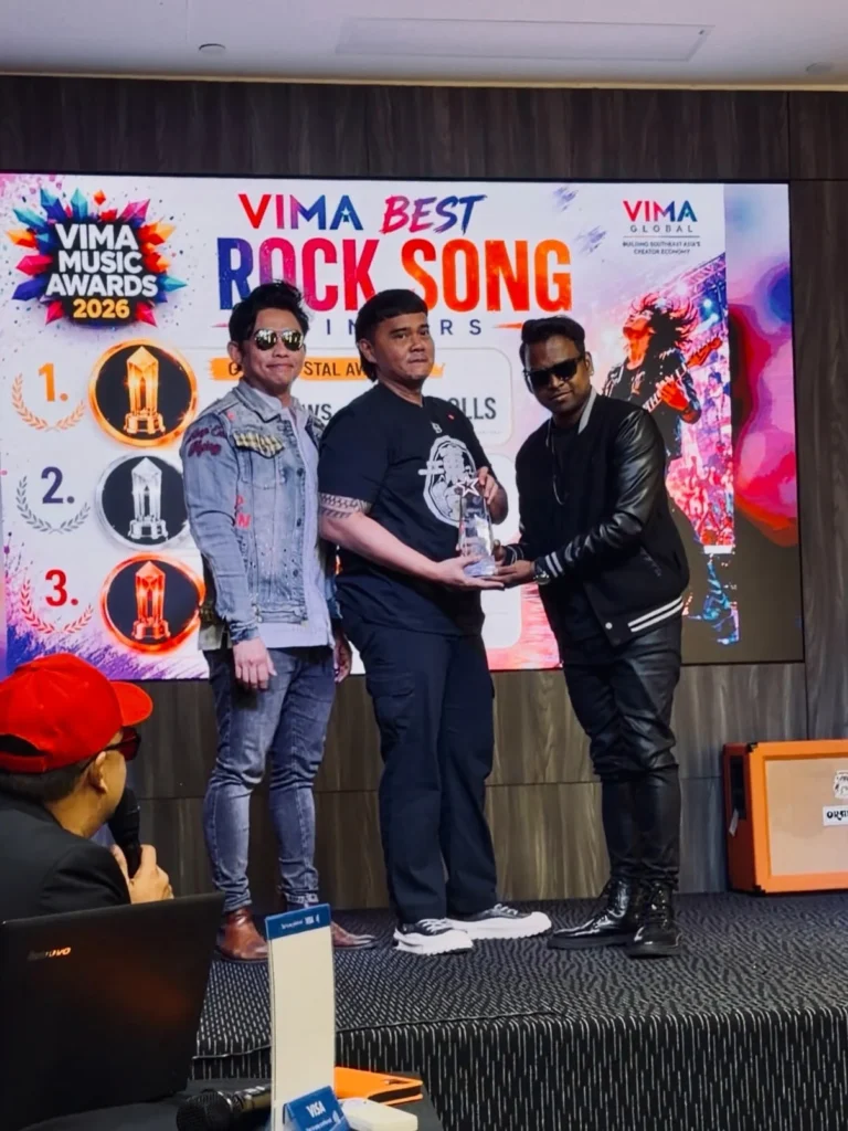 Diorama receiving the VIMA Bronze Crystal Award for Best Rock Song on stage in Kuala Lumpur